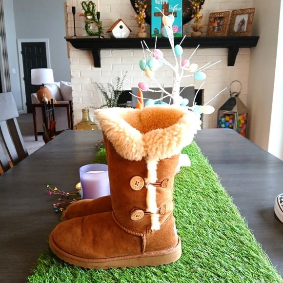 UGGS SIZE BIG GIRLS 3 - Picture 1 of 6